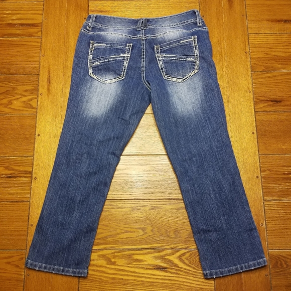 Maurices Factory Faded Distressed Capris Womens - Picture 6 of 6